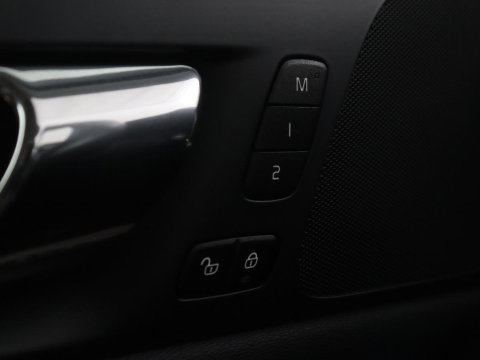 Volvo V60 2.0 T8 Twin Engine AWD R-Design | Apple Carplay | LED | Navigatie |