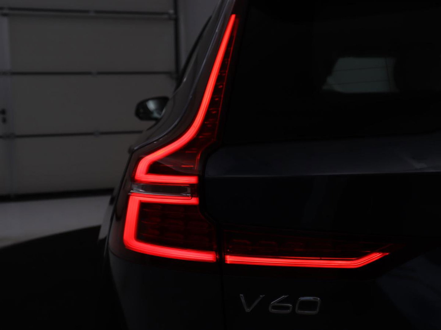 Volvo V60 2.0 T8 Twin Engine AWD R-Design | Apple Carplay | LED | Navigatie |