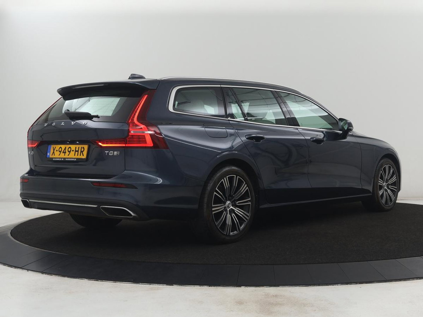 Volvo V60 2.0 T8 Twin Engine AWD R-Design | Apple Carplay | LED | Navigatie |
