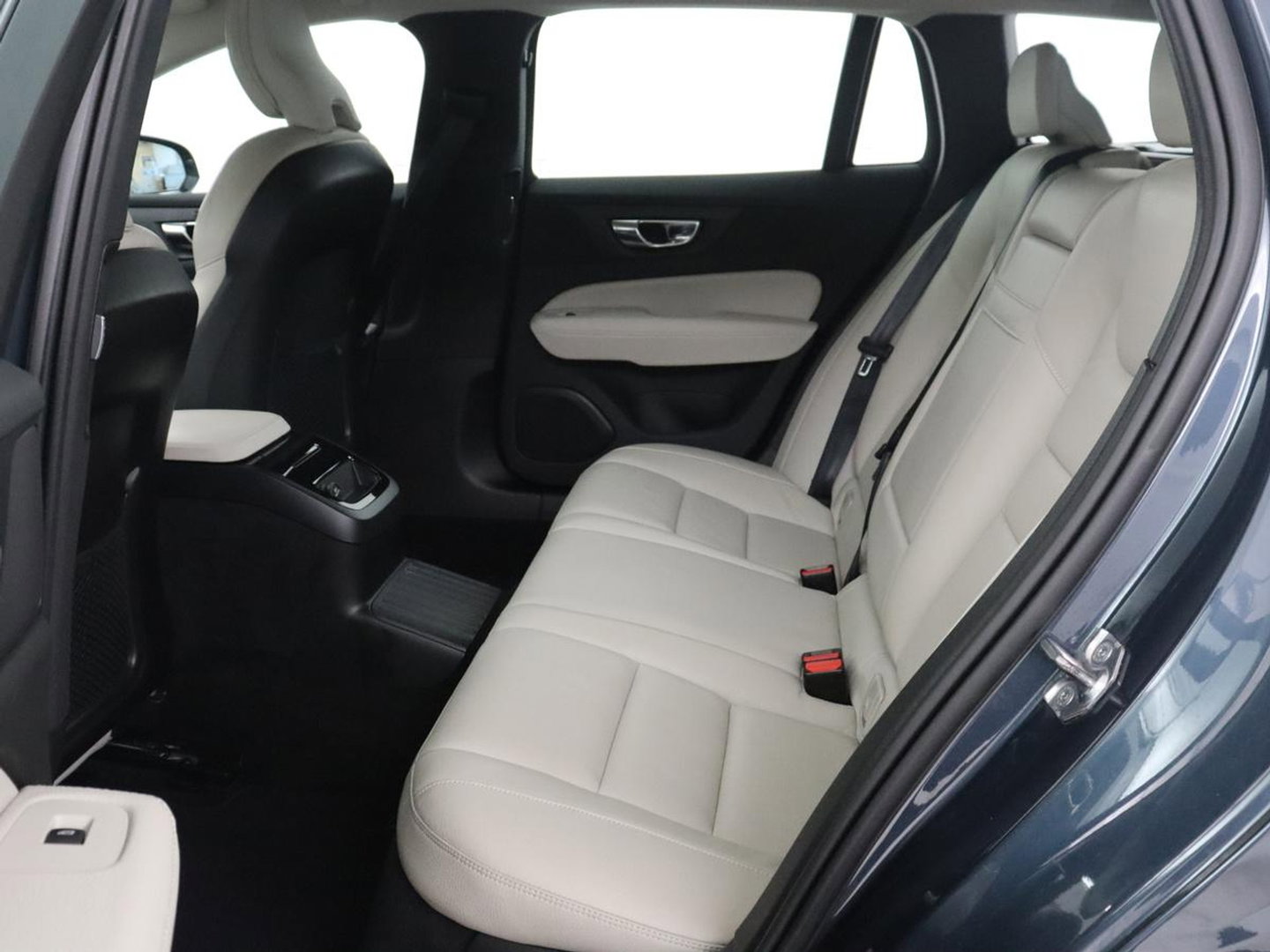 Volvo V60 2.0 T8 Twin Engine AWD R-Design | Apple Carplay | LED | Navigatie |
