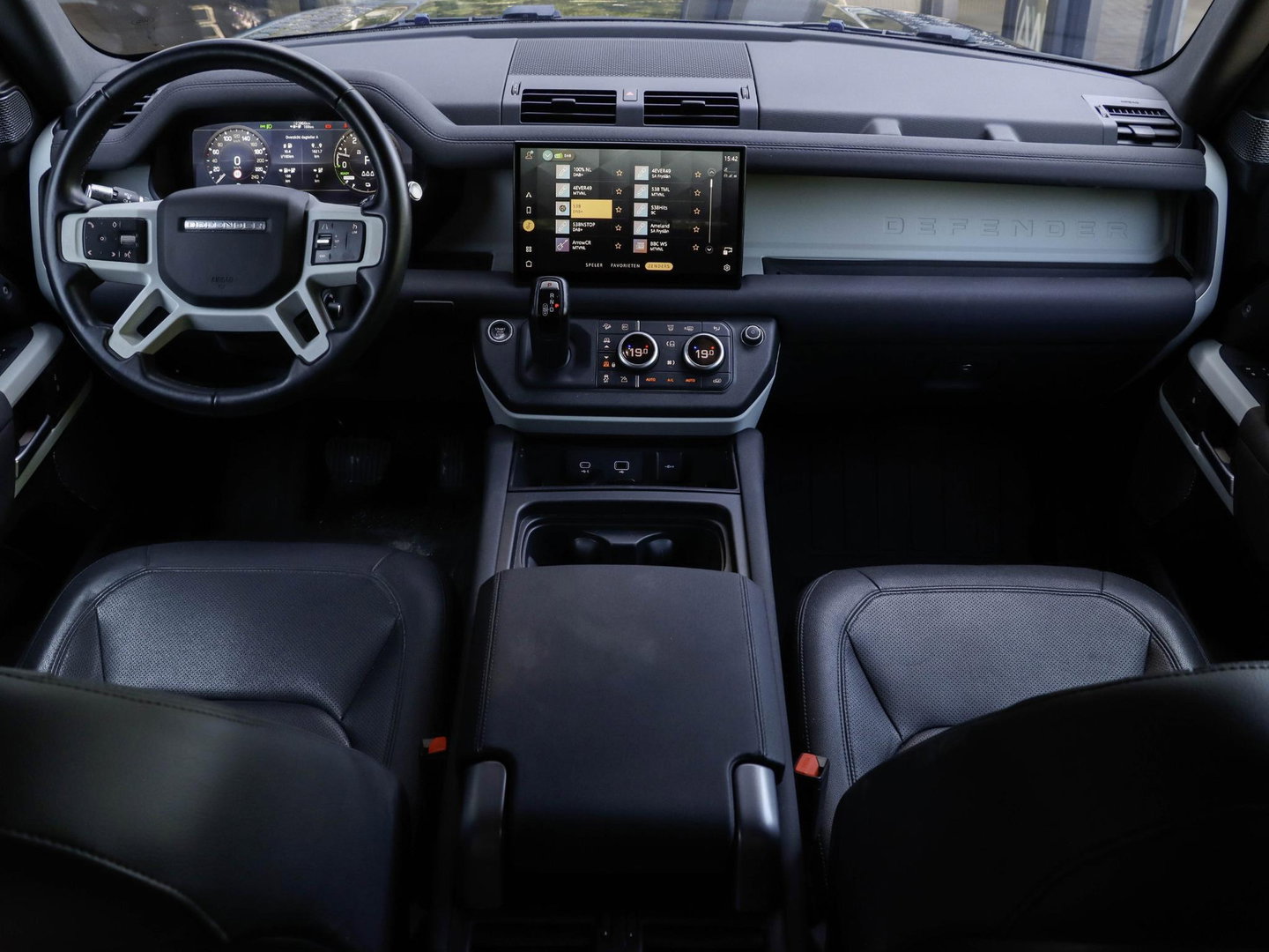 Land Rover Defender 110 P400e SE | 28.900 km | BTW auto | SOH 95,1%