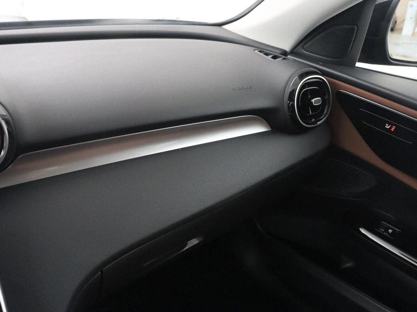 Mercedes-Benz C-Klasse 200 Launch Edition Business Line | LED | Navigatie | Stoelverwarming | Leder |