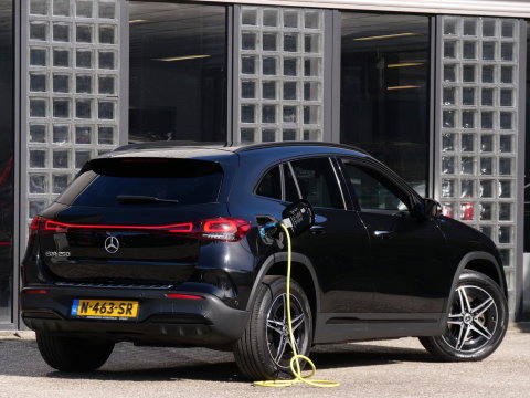 Mercedes-Benz EQA 67kWh AMG/ ELEKT. STOELEN/ 360° CAMERA/ TREKHAAK/ ADAPTIVE CRUISE/ SOH 96%