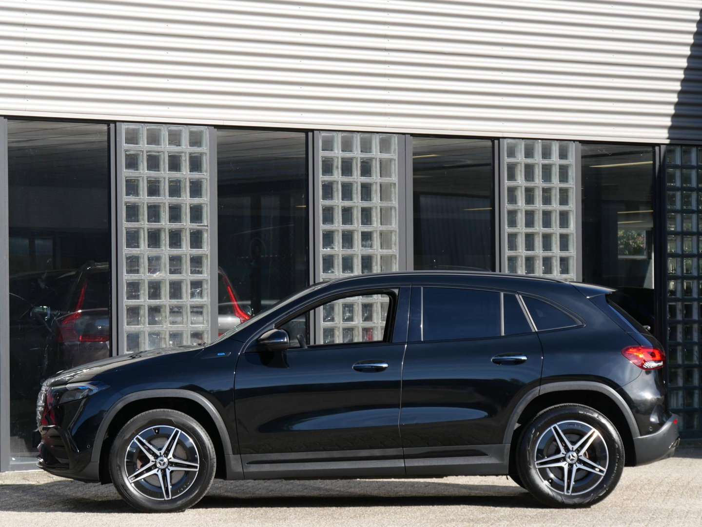 Mercedes-Benz EQA 67kWh AMG/ ELEKT. STOELEN/ 360° CAMERA/ TREKHAAK/ ADAPTIVE CRUISE/ SOH 96%