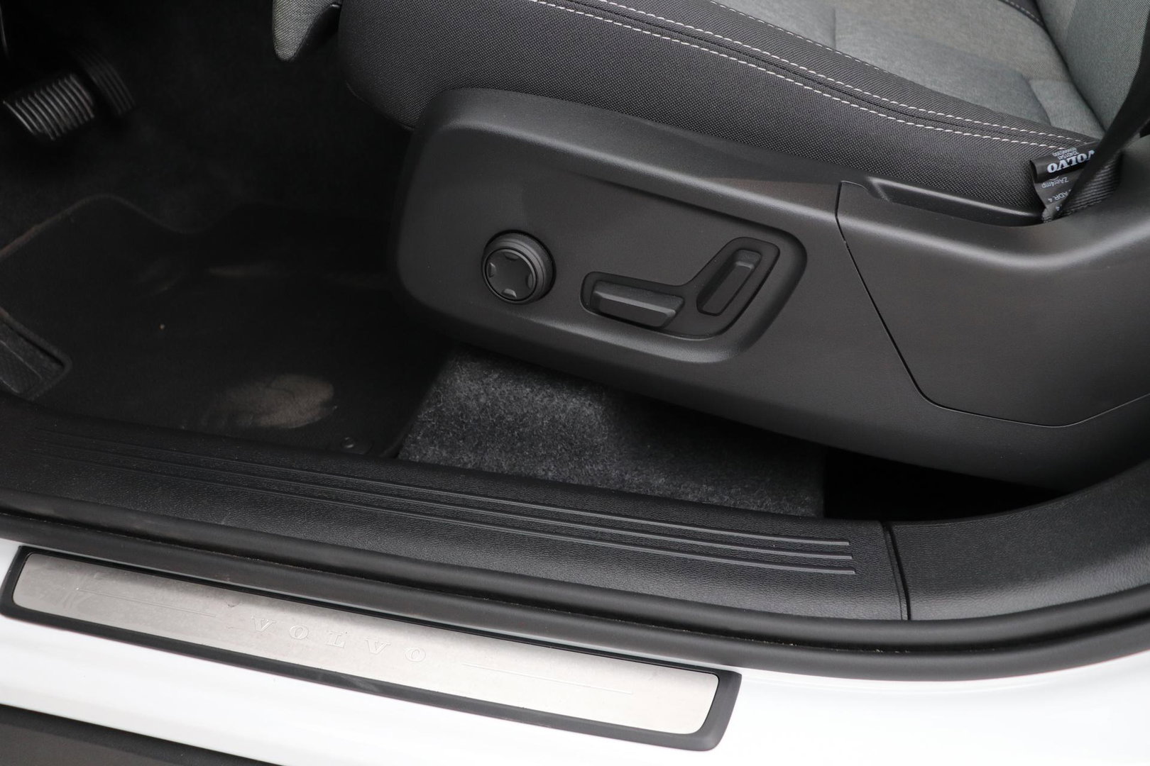 Volvo XC40 B3 Plus Black Edition | Harman/Kardon | BLIS | 360° Camera | Pilot Assist | Stoel+Stuurverwarming | Memory | ACC | 20 Inch