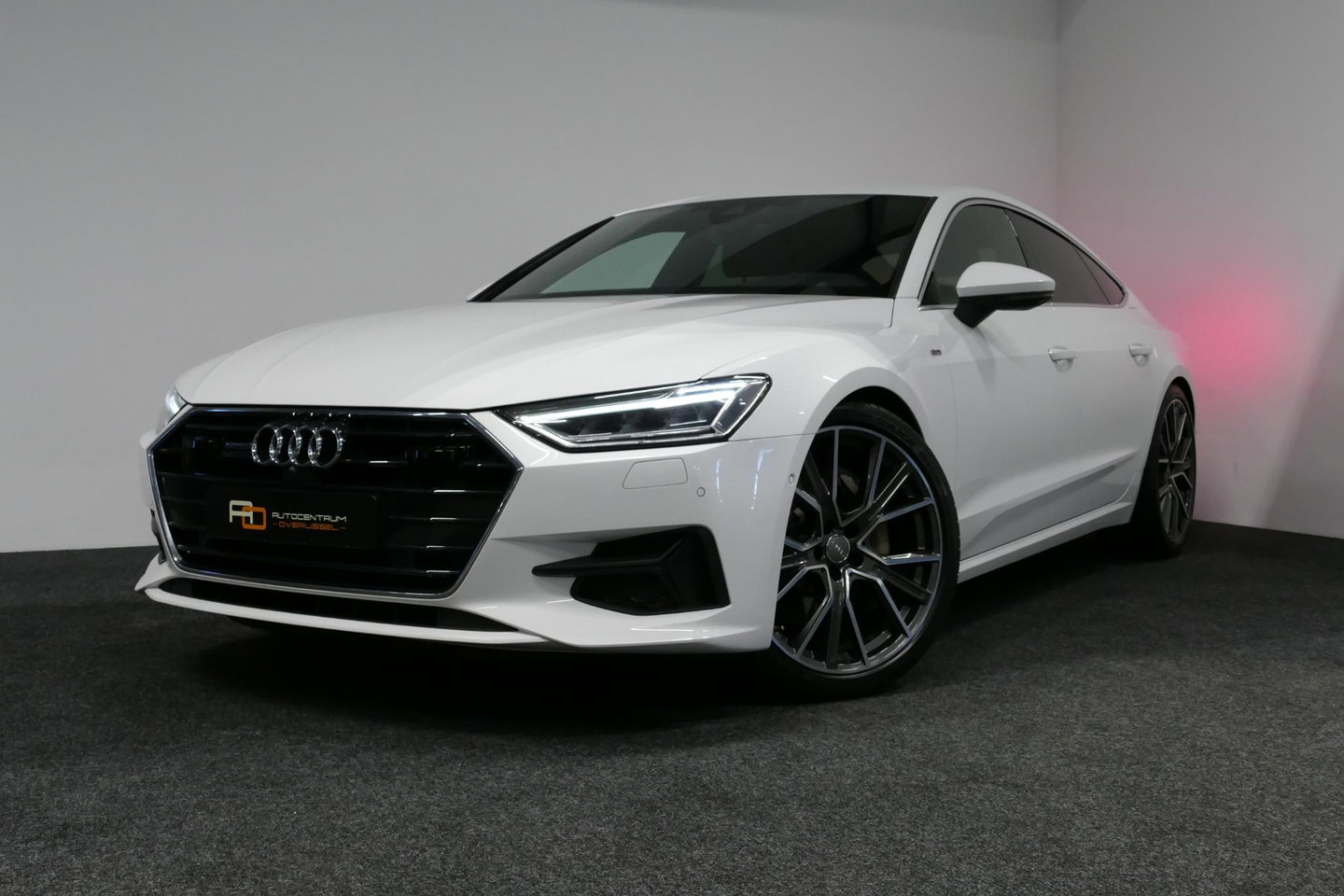 Audi A7 Sportback 50 TFSI e quattro Pro Line S / S Line / Rondomzichtcamera / Stoelverwarming / Apple Carplay - Android Auto / LED koplampen / 4-zone climatronic / Achteruitrijcamera / Grootlichtassistent / 20'' LMV / Adaptive Cruise Control / Sportonderstel