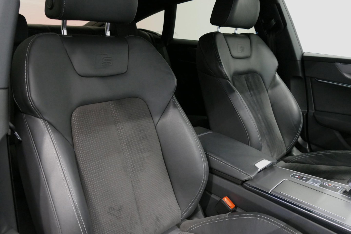 Audi A7 Sportback 50 TFSI e quattro Pro Line S / S Line / Rondomzichtcamera / Stoelverwarming / Apple Carplay - Android Auto / LED koplampen / 4-zone climatronic / Achteruitrijcamera / Grootlichtassistent / 20'' LMV / Adaptive Cruise Control / Sportonderstel
