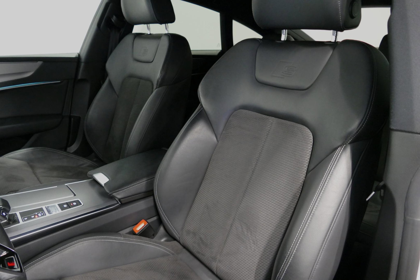 Audi A7 Sportback 50 TFSI e quattro Pro Line S / S Line / Rondomzichtcamera / Stoelverwarming / Apple Carplay - Android Auto / LED koplampen / 4-zone climatronic / Achteruitrijcamera / Grootlichtassistent / 20'' LMV / Adaptive Cruise Control / Sportonderstel