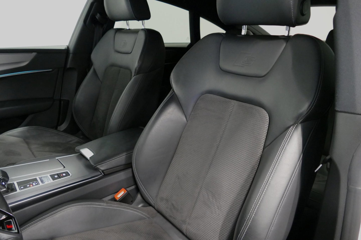 Audi A7 Sportback 50 TFSI e quattro Pro Line S / S Line / Rondomzichtcamera / Stoelverwarming / Apple Carplay - Android Auto / LED koplampen / 4-zone climatronic / Achteruitrijcamera / Grootlichtassistent / 20'' LMV / Adaptive Cruise Control / Sportonderstel