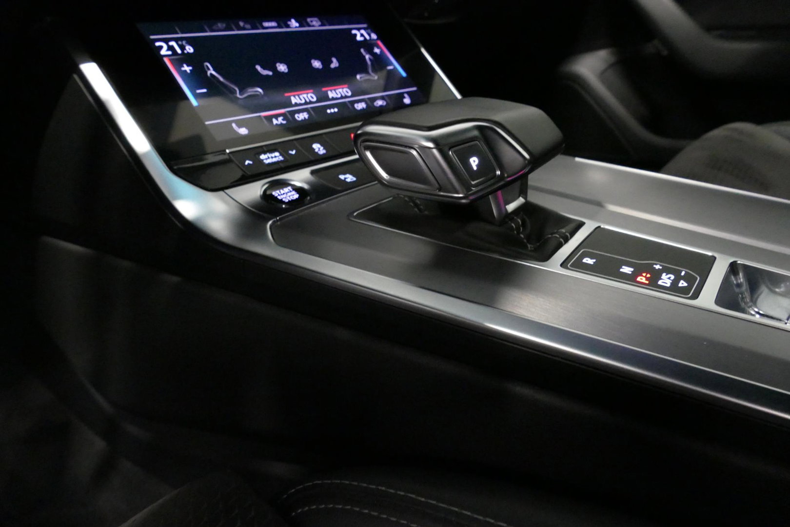 Audi A7 Sportback 50 TFSI e quattro Pro Line S / S Line / Rondomzichtcamera / Stoelverwarming / Apple Carplay - Android Auto / LED koplampen / 4-zone climatronic / Achteruitrijcamera / Grootlichtassistent / 20'' LMV / Adaptive Cruise Control / Sportonderstel