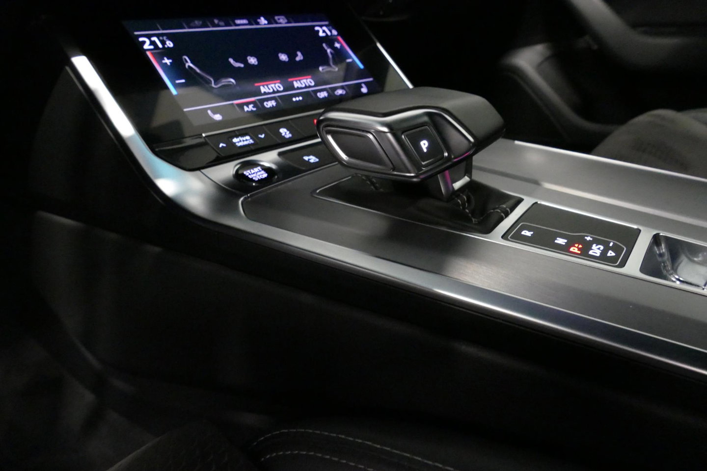 Audi A7 Sportback 50 TFSI e quattro Pro Line S / S Line / Rondomzichtcamera / Stoelverwarming / Apple Carplay - Android Auto / LED koplampen / 4-zone climatronic / Achteruitrijcamera / Grootlichtassistent / 20'' LMV / Adaptive Cruise Control / Sportonderstel
