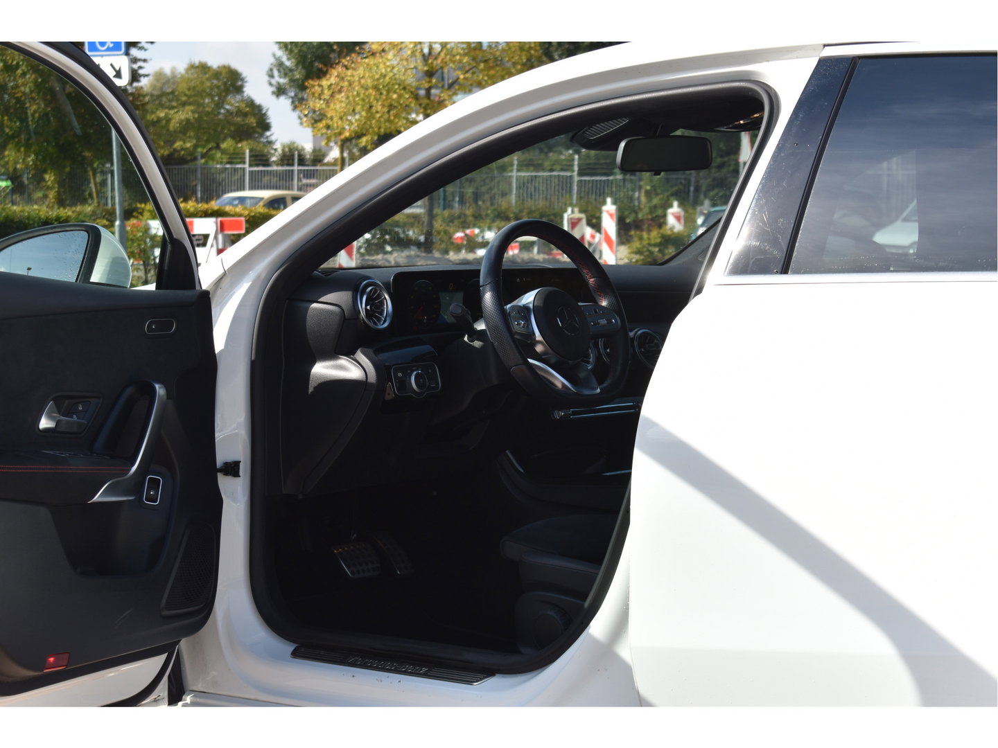 Mercedes-Benz A-Klasse 250 e Business Line AMG 218 pk | Open dak | Camera | Carplay | DAB | Widescreen | Sfeerverlichting | Full LED