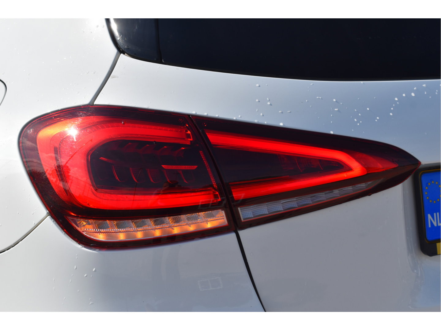 Mercedes-Benz A-Klasse 250 e Business Line AMG 218 pk | Open dak | Camera | Carplay | DAB | Widescreen | Sfeerverlichting | Full LED