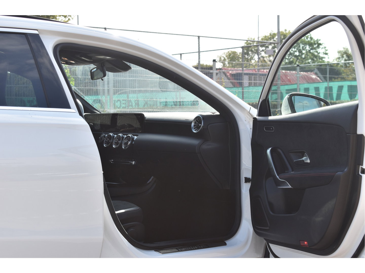 Mercedes-Benz A-Klasse 250 e Business Line AMG 218 pk | Open dak | Camera | Carplay | DAB | Widescreen | Sfeerverlichting | Full LED