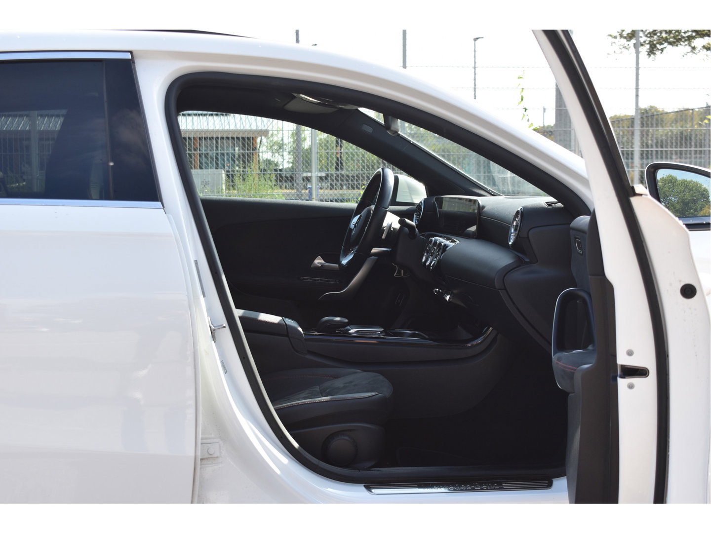 Mercedes-Benz A-Klasse 250 e Business Line AMG 218 pk | Open dak | Camera | Carplay | DAB | Widescreen | Sfeerverlichting | Full LED
