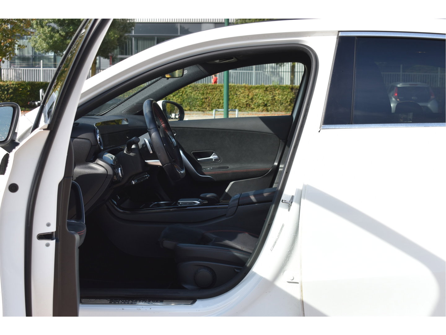 Mercedes-Benz A-Klasse 250 e Business Line AMG 218 pk | Open dak | Camera | Carplay | DAB | Widescreen | Sfeerverlichting | Full LED