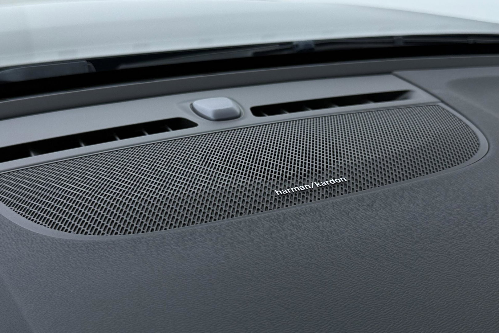 Volvo XC40 2.0 B3 Plus Black Edition | Harman/Kardon | Pilot Assist | Camera | BLIS | Memory | Stoel+Stuurverwarming | Keyless | ACC | 20 Inch