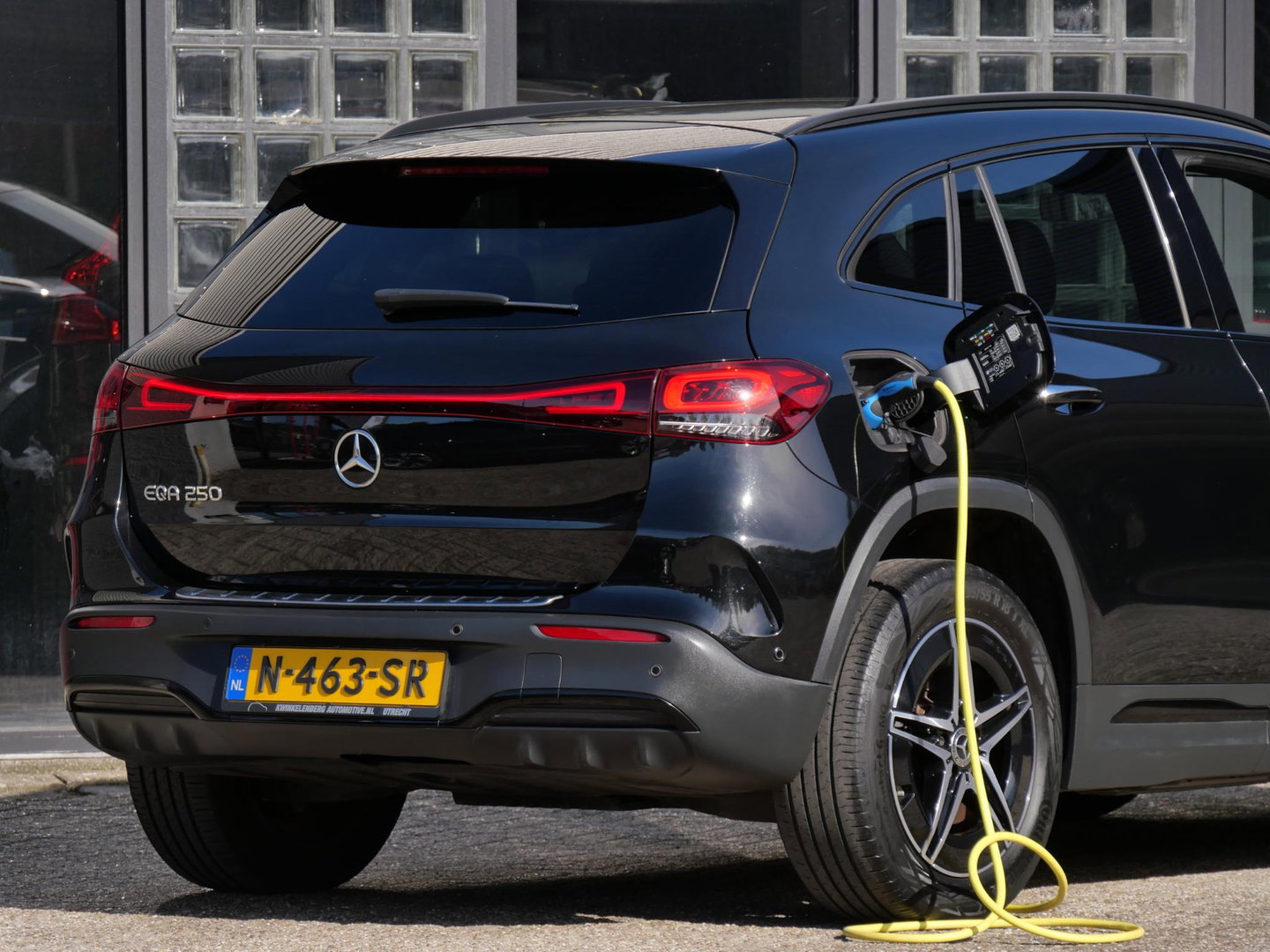 Mercedes-Benz EQA 67kWh AMG/ ELEKT. STOELEN/ 360° CAMERA/ TREKHAAK/ ADAPTIVE CRUISE/ SOH 96%