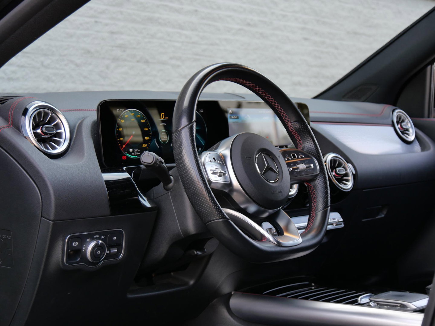Mercedes-Benz EQA 67kWh AMG/ ELEKT. STOELEN/ 360° CAMERA/ TREKHAAK/ ADAPTIVE CRUISE/ SOH 96%