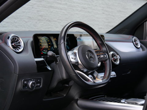 Mercedes-Benz EQA 67kWh AMG/ ELEKT. STOELEN/ 360° CAMERA/ TREKHAAK/ ADAPTIVE CRUISE/ SOH 96%