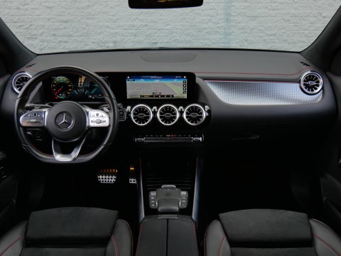 Mercedes-Benz EQA 67kWh AMG/ ELEKT. STOELEN/ 360° CAMERA/ TREKHAAK/ ADAPTIVE CRUISE/ SOH 96%