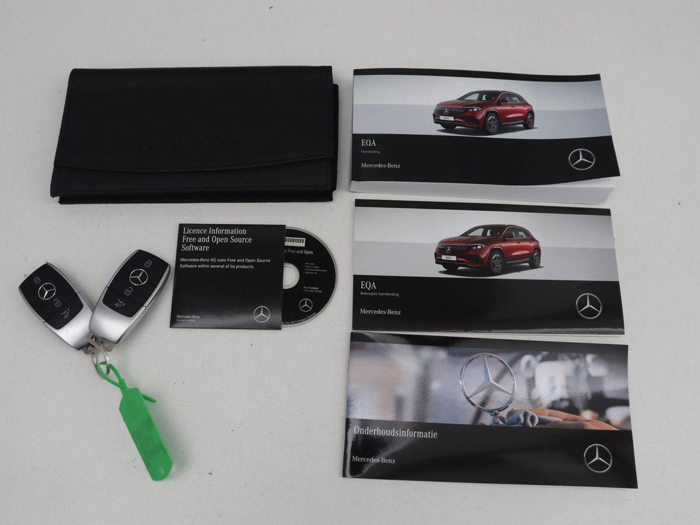 Mercedes-Benz EQA 250+ AMG Line 71 kWh SOH 98,5% | Trekhaak | LED | Stoelverwarming | Apple Carplay | Pano.Dak | Camera |