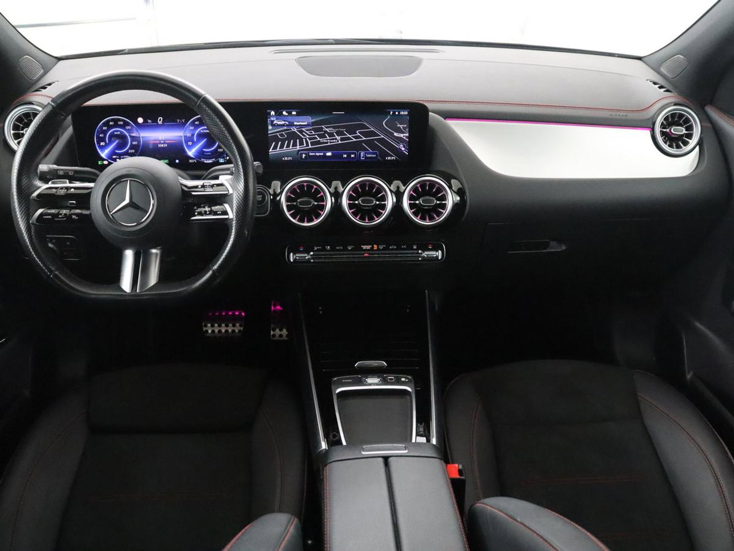 Mercedes-Benz EQA 250+ AMG Line 71 kWh SOH 98,5% | Trekhaak | LED | Stoelverwarming | Apple Carplay | Pano.Dak | Camera |