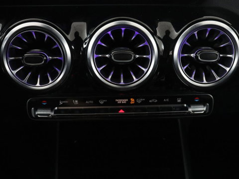 Mercedes-Benz EQA 250+ AMG Line 71 kWh SOH 98,5% | Trekhaak | LED | Stoelverwarming | Apple Carplay | Pano.Dak | Camera |
