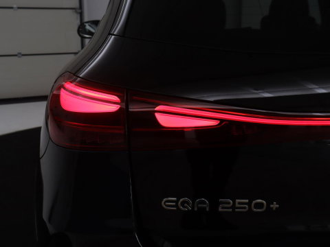 Mercedes-Benz EQA 250+ AMG Line 71 kWh SOH 98,5% | Trekhaak | LED | Stoelverwarming | Apple Carplay | Pano.Dak | Camera |