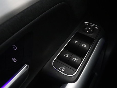 Mercedes-Benz EQA 250+ AMG Line 71 kWh SOH 98,5% | Trekhaak | LED | Stoelverwarming | Apple Carplay | Pano.Dak | Camera |