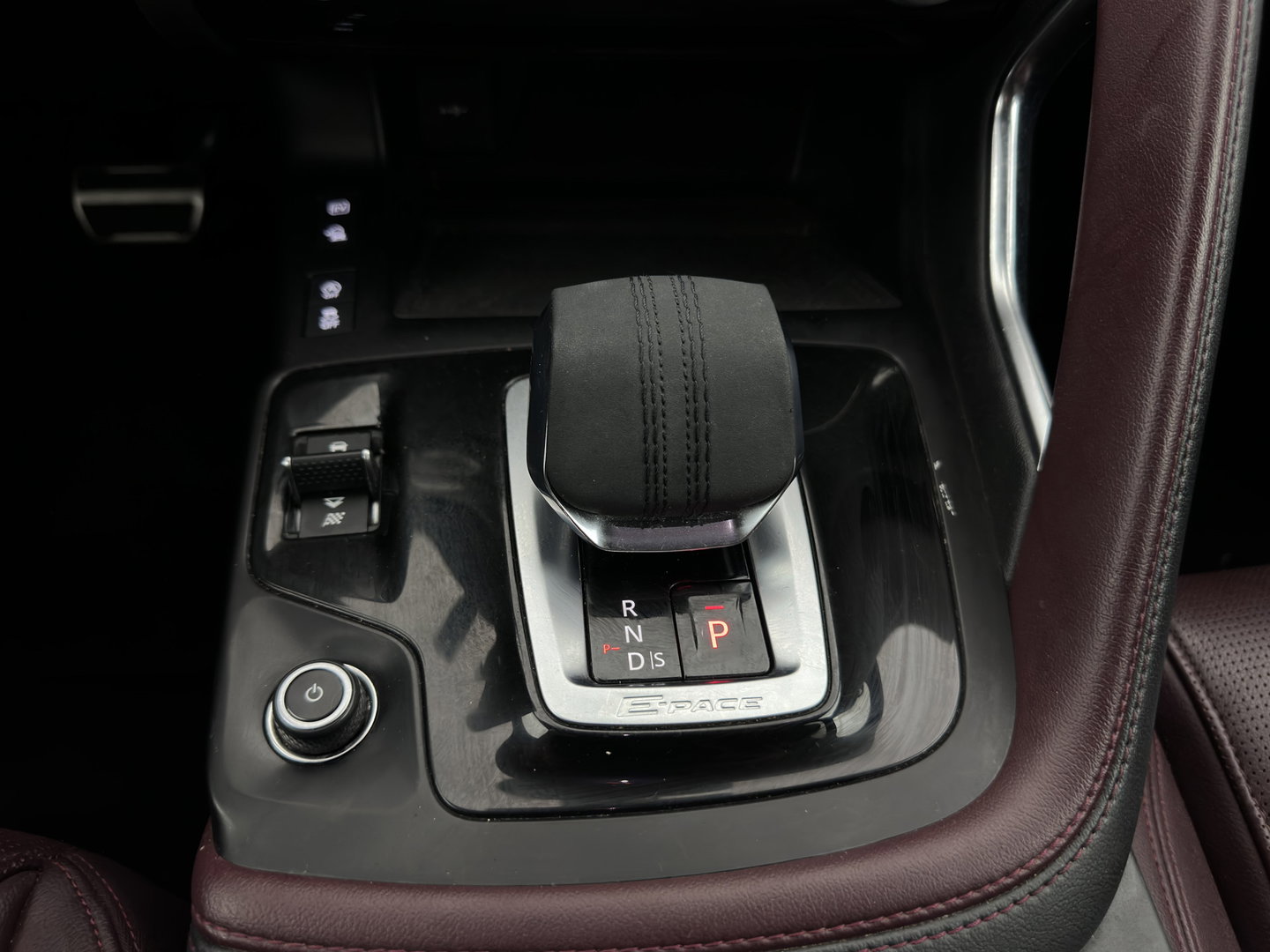 Jaguar E-Pace 1.5 P300e AWD R-Dynamic HSE (Plug-in) {SoH-99%} (INCL.BTW) *LEATHER | FULL-LED | MEMORY-PACK | MERIDIAN-SOUND | BLIND-SPOT | CAMERA | NAVI-FULLMAP | HEATED-SPORTSEATS | DAB+ | KEYLESS | ECC | PDC | CRUISE | 20''ALU*