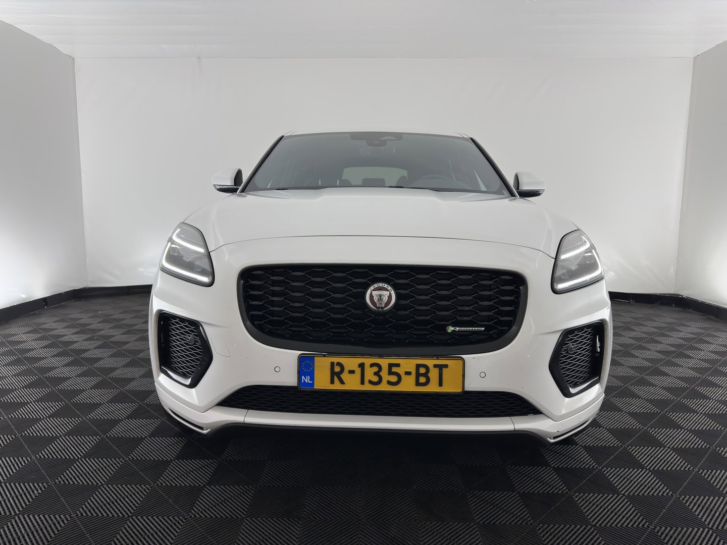 Jaguar E-Pace 1.5 P300e AWD R-Dynamic HSE (Plug-in) {SoH-99%} (INCL.BTW) *LEATHER | FULL-LED | MEMORY-PACK | MERIDIAN-SOUND | BLIND-SPOT | CAMERA | NAVI-FULLMAP | HEATED-SPORTSEATS | DAB+ | KEYLESS | ECC | PDC | CRUISE | 20''ALU*