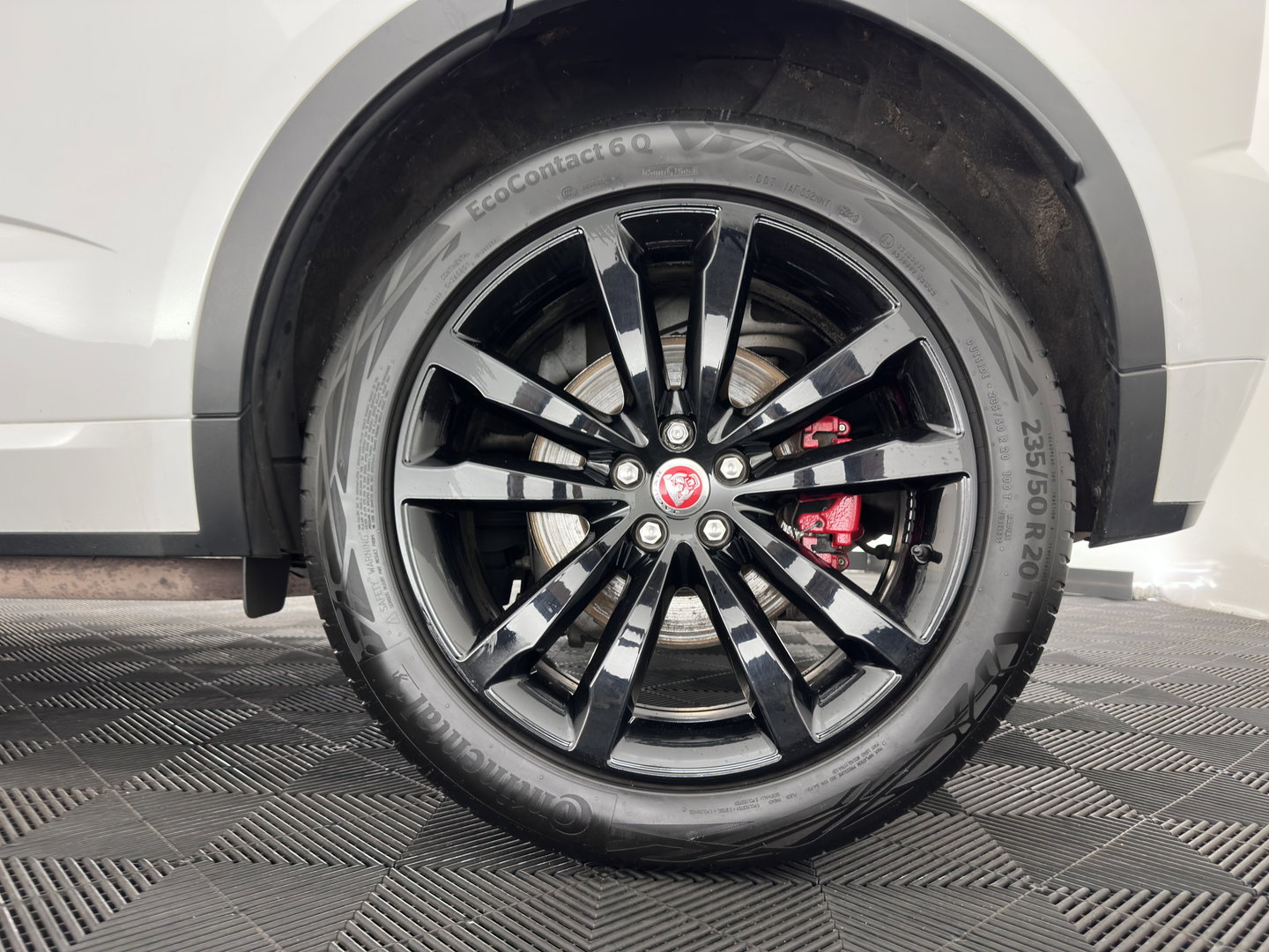 Jaguar E-Pace 1.5 P300e AWD R-Dynamic HSE (Plug-in) {SoH-99%} (INCL.BTW) *LEATHER | FULL-LED | MEMORY-PACK | MERIDIAN-SOUND | BLIND-SPOT | CAMERA | NAVI-FULLMAP | HEATED-SPORTSEATS | DAB+ | KEYLESS | ECC | PDC | CRUISE | 20''ALU*