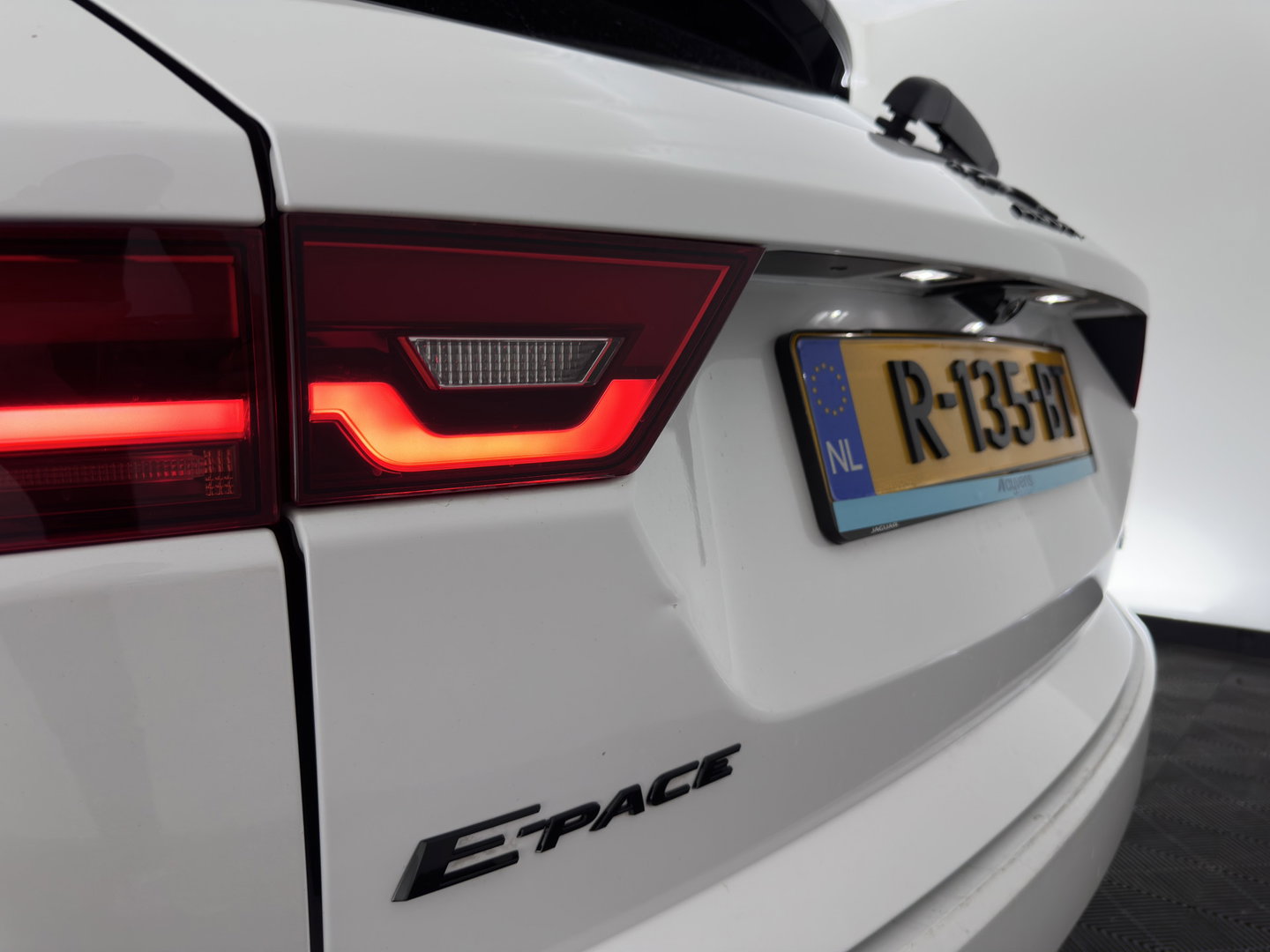 Jaguar E-Pace 1.5 P300e AWD R-Dynamic HSE (Plug-in) {SoH-99%} (INCL.BTW) *LEATHER | FULL-LED | MEMORY-PACK | MERIDIAN-SOUND | BLIND-SPOT | CAMERA | NAVI-FULLMAP | HEATED-SPORTSEATS | DAB+ | KEYLESS | ECC | PDC | CRUISE | 20''ALU*