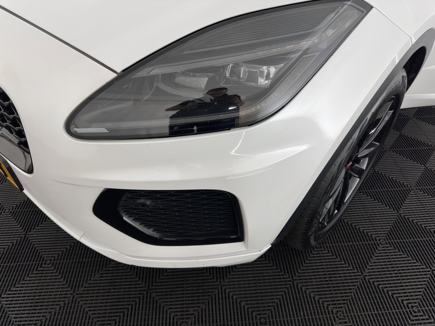 Jaguar E-Pace 1.5 P300e AWD R-Dynamic HSE (Plug-in) {SoH-99%} (INCL.BTW) *LEATHER | FULL-LED | MEMORY-PACK | MERIDIAN-SOUND | BLIND-SPOT | CAMERA | NAVI-FULLMAP | HEATED-SPORTSEATS | DAB+ | KEYLESS | ECC | PDC | CRUISE | 20''ALU*