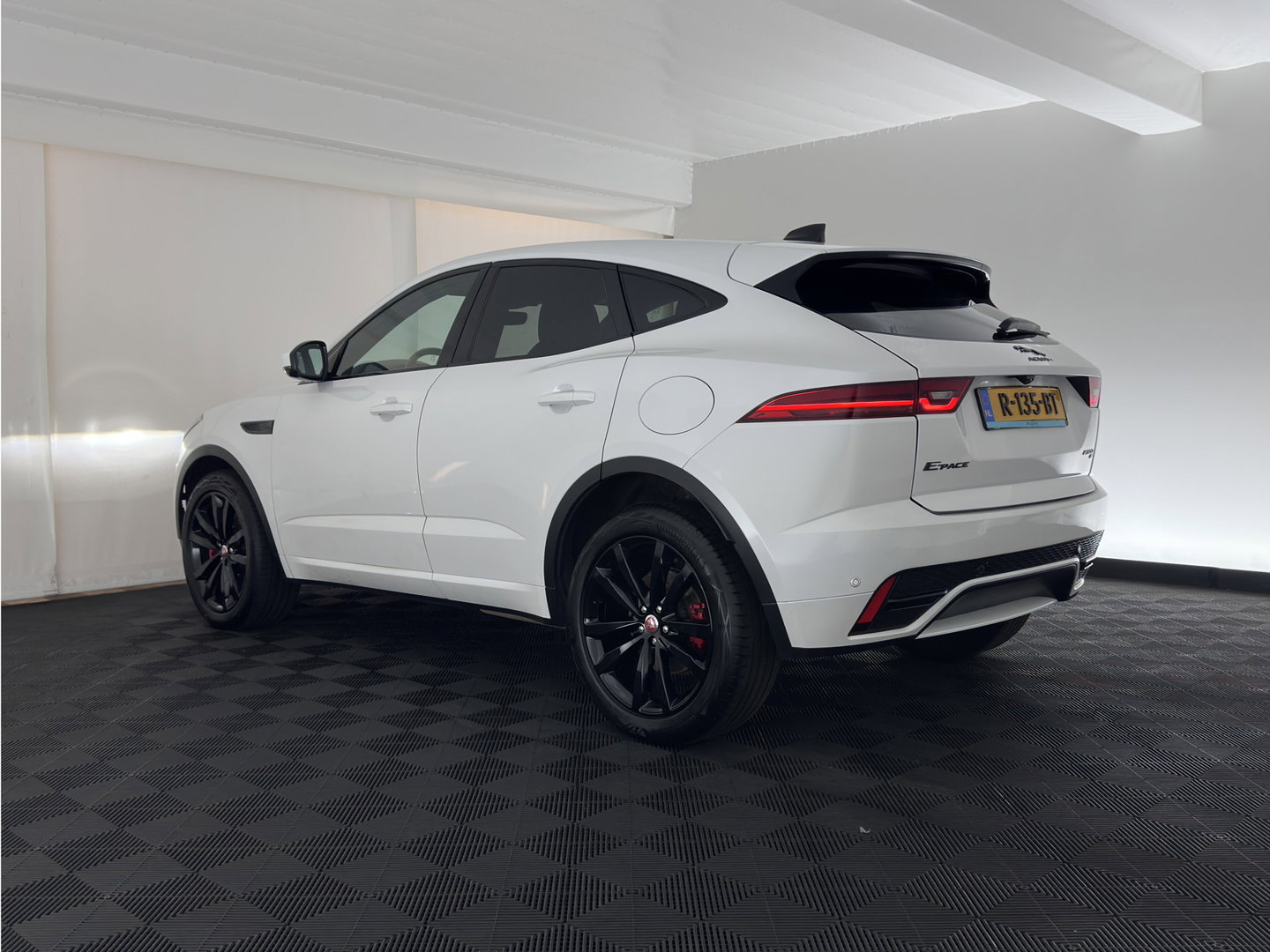 Jaguar E-Pace 1.5 P300e AWD R-Dynamic HSE (Plug-in) {SoH-99%} (INCL.BTW) *LEATHER | FULL-LED | MEMORY-PACK | MERIDIAN-SOUND | BLIND-SPOT | CAMERA | NAVI-FULLMAP | HEATED-SPORTSEATS | DAB+ | KEYLESS | ECC | PDC | CRUISE | 20''ALU*