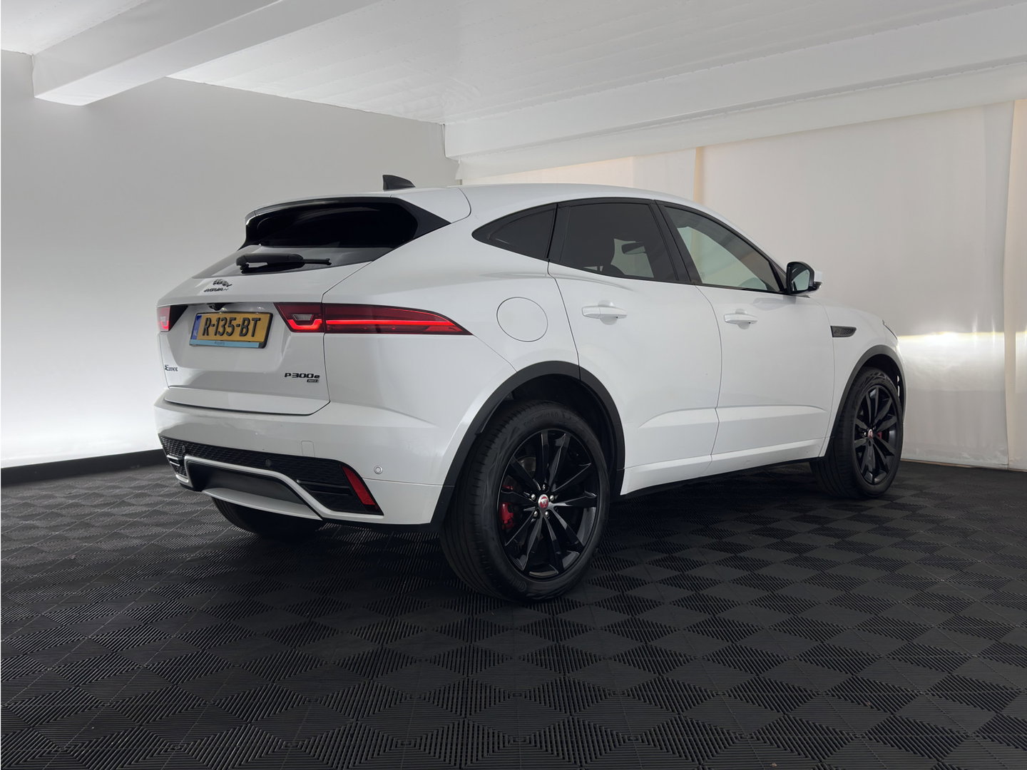 Jaguar E-Pace 1.5 P300e AWD R-Dynamic HSE (Plug-in) {SoH-99%} (INCL.BTW) *LEATHER | FULL-LED | MEMORY-PACK | MERIDIAN-SOUND | BLIND-SPOT | CAMERA | NAVI-FULLMAP | HEATED-SPORTSEATS | DAB+ | KEYLESS | ECC | PDC | CRUISE | 20''ALU*