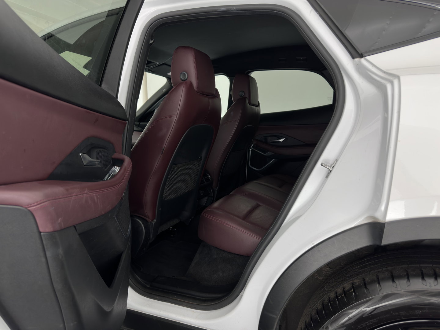 Jaguar E-Pace 1.5 P300e AWD R-Dynamic HSE (Plug-in) {SoH-99%} (INCL.BTW) *LEATHER | FULL-LED | MEMORY-PACK | MERIDIAN-SOUND | BLIND-SPOT | CAMERA | NAVI-FULLMAP | HEATED-SPORTSEATS | DAB+ | KEYLESS | ECC | PDC | CRUISE | 20''ALU*