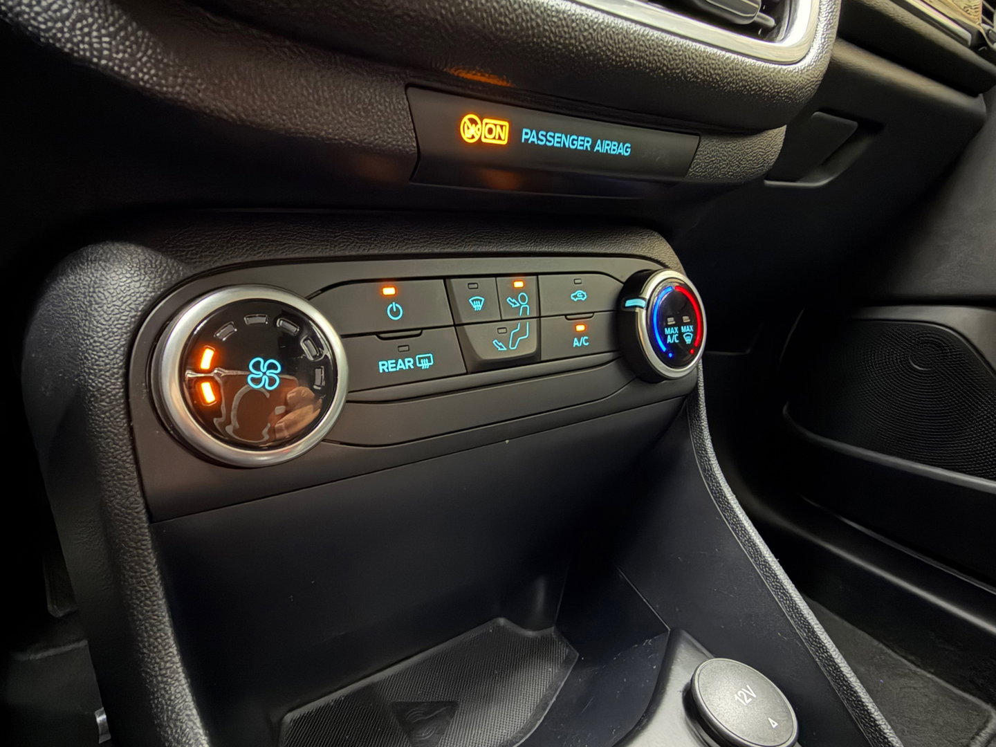 Ford Fiesta 1.0 EcoBoost Titanium Navigatie, Cruise control, 4 seizoenen banden