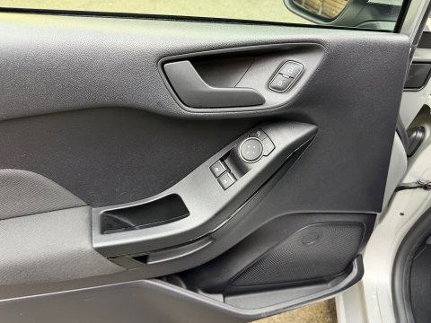 Ford Fiesta 1.0 EcoBoost Titanium Navigatie, Cruise control, 4 seizoenen banden