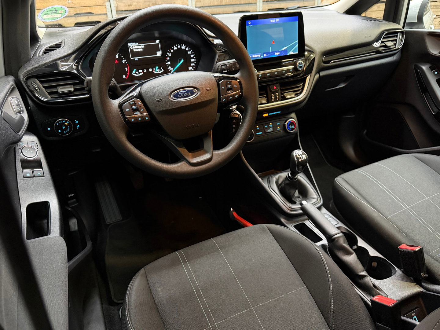 Ford Fiesta 1.0 EcoBoost Titanium Navigatie, Cruise control, 4 seizoenen banden