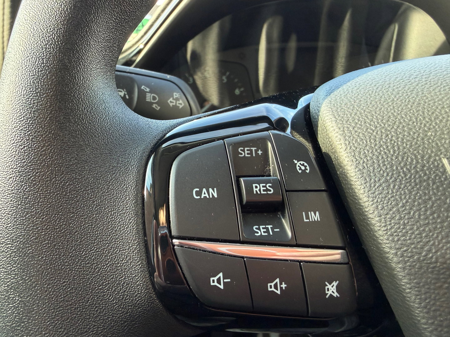 Ford Fiesta 1.0 EcoBoost Titanium Navigatie, Cruise control, 4 seizoenen banden