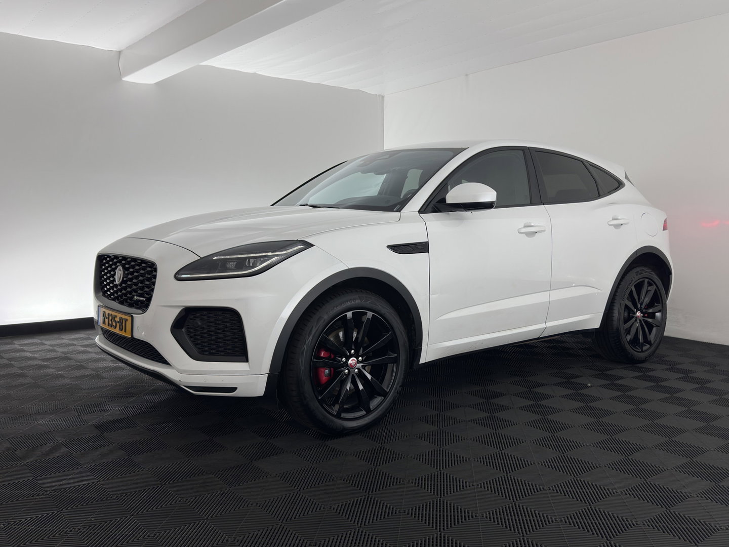 Jaguar E-Pace 1.5 P300e AWD R-Dynamic HSE (Plug-in) {SoH-99%} (INCL.BTW) *LEATHER | FULL-LED | MEMORY-PACK | MERIDIAN-SOUND | BLIND-SPOT | CAMERA | NAVI-FULLMAP | HEATED-SPORTSEATS | DAB+ | KEYLESS | ECC | PDC | CRUISE | 20''ALU*