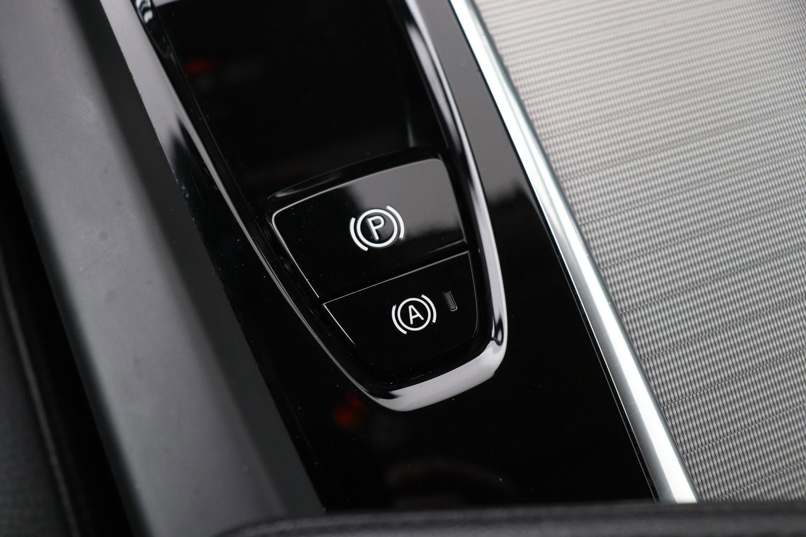 Volvo XC60 T8 Plus Bright | Long Range | Harman/Kardon | Trekhaak | Panoramdak | BLIS | Camera | ACC | Standkachel | 20 Inch
