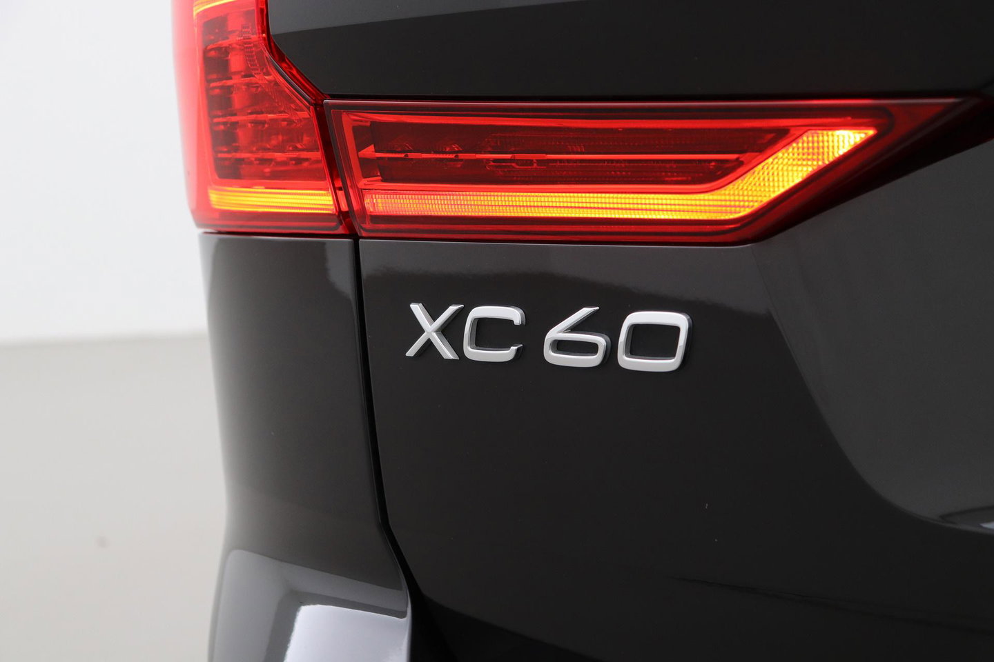 Volvo XC60 T8 Plus Bright | Long Range | Harman/Kardon | Trekhaak | Panoramdak | BLIS | Camera | ACC | Standkachel | 20 Inch