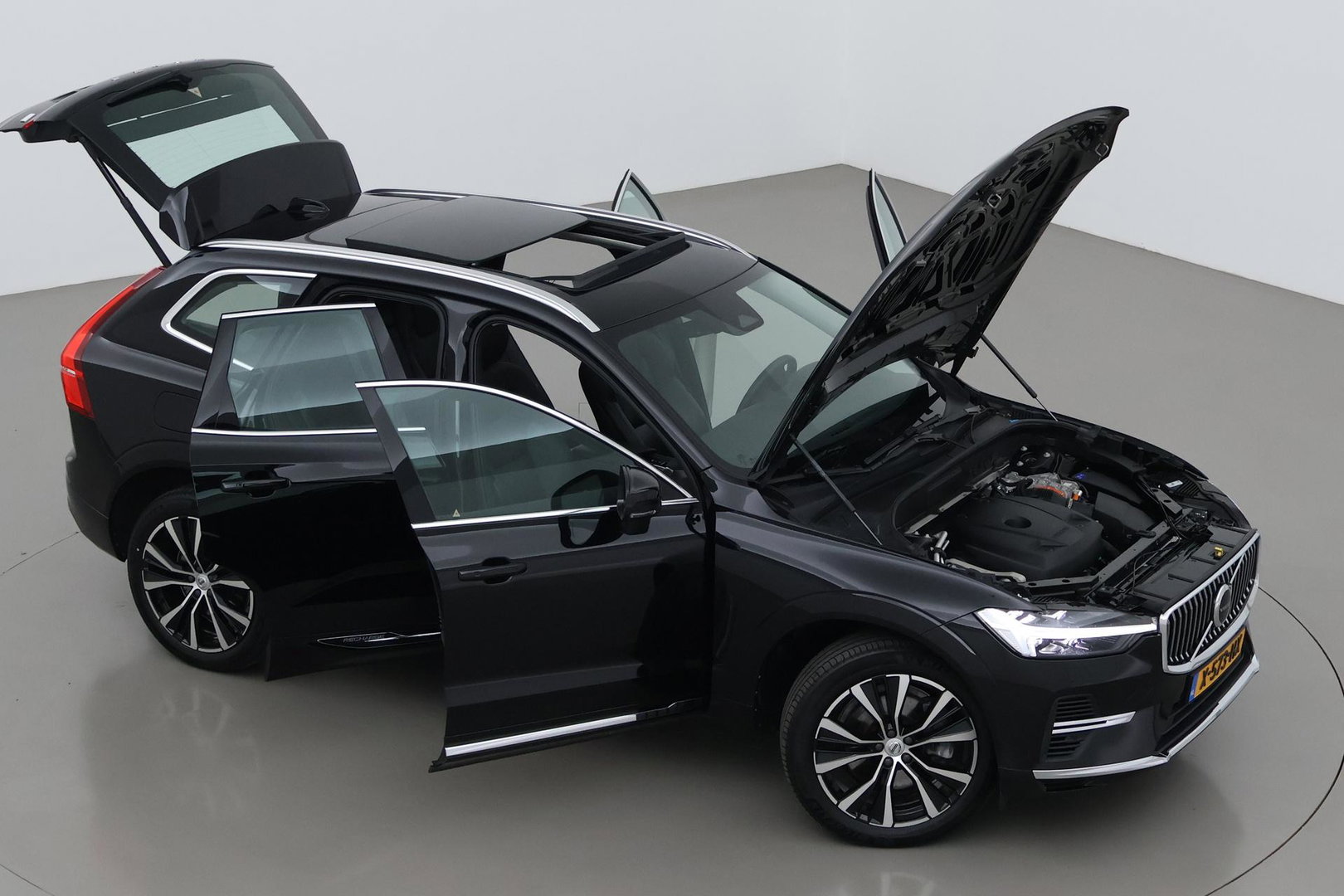 Volvo XC60 T8 Plus Bright | Long Range | Harman/Kardon | Trekhaak | Panoramdak | BLIS | Camera | ACC | Standkachel | 20 Inch