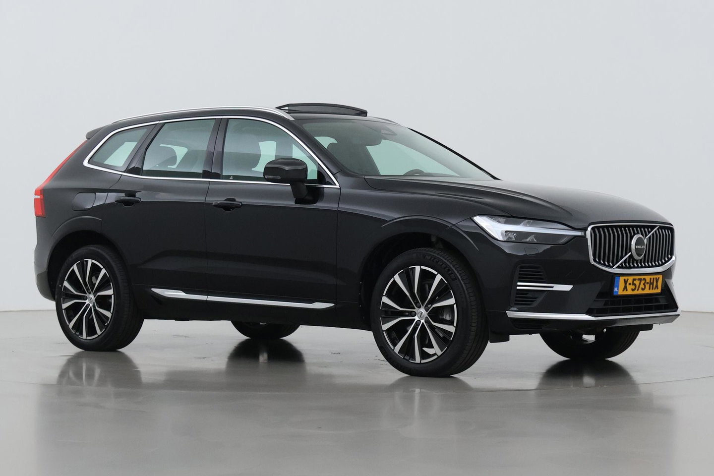 Volvo XC60 T8 Plus Bright | Long Range | Harman/Kardon | Trekhaak | Panoramdak | BLIS | Camera | ACC | Standkachel | 20 Inch
