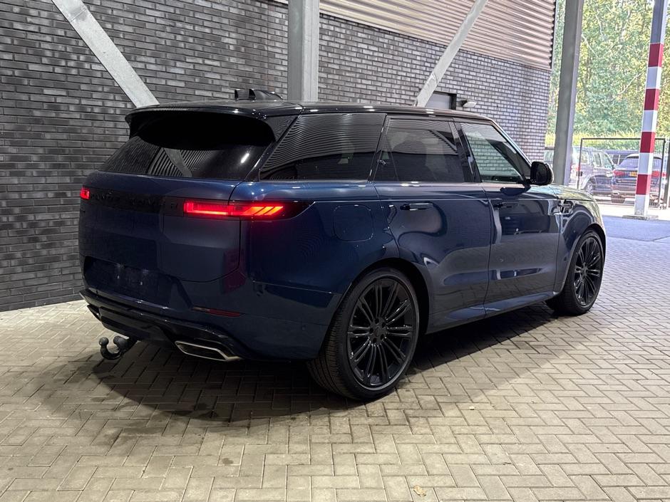 Land Rover Range Rover Sport P460e Dynamic HSE | SV Petrolix Blue | 23 Inch | Meridian Surround | ClearSight | Koelbox | Panoramadak | Trekhaak