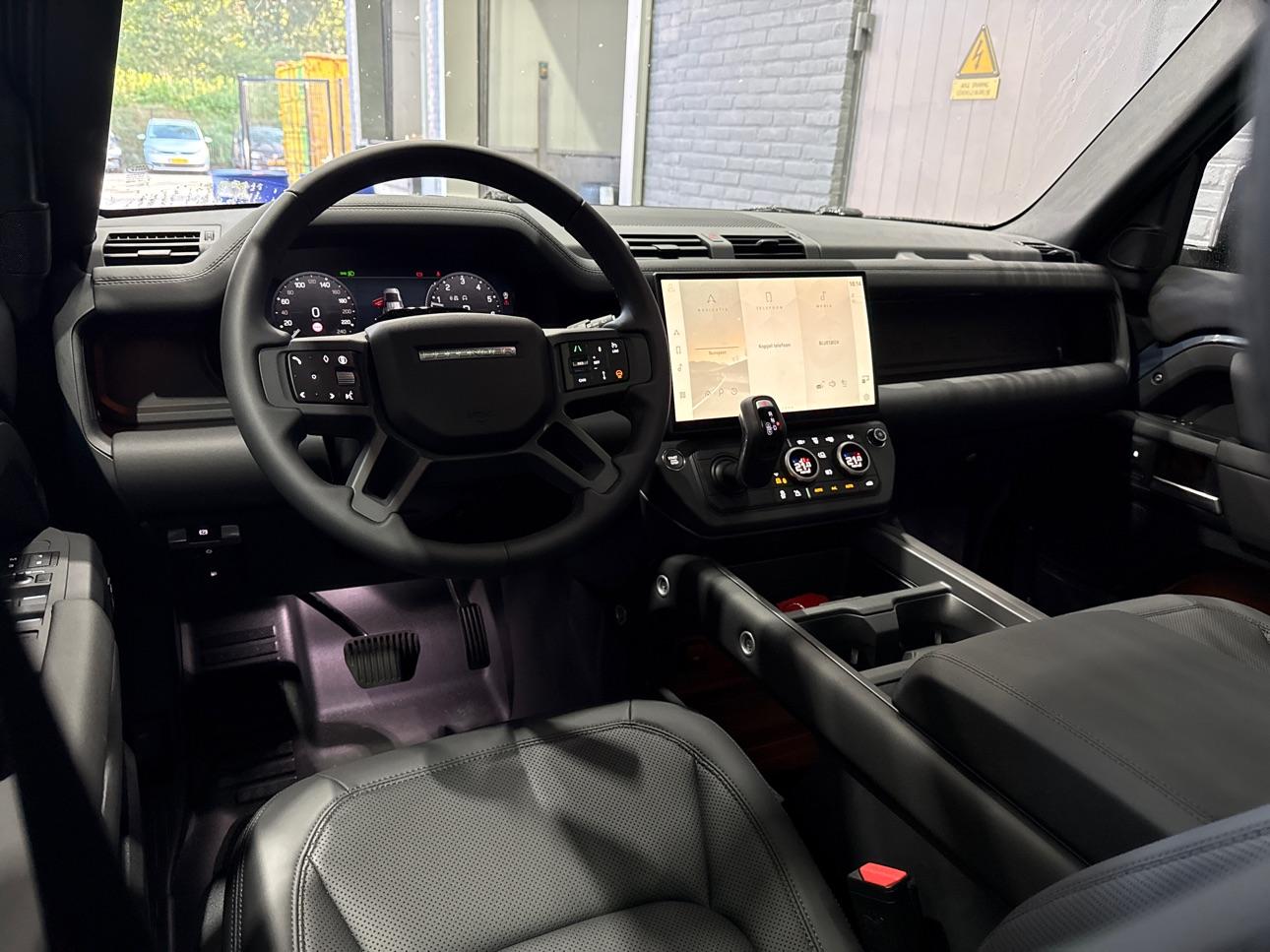 Land Rover Defender 110 P300e X-Dynamic SE | FACELIFT | Luchtvering | ClearSight | Black Pack | Panoramadak | Trekhaak | 360° Camera | Koelbox | ACC