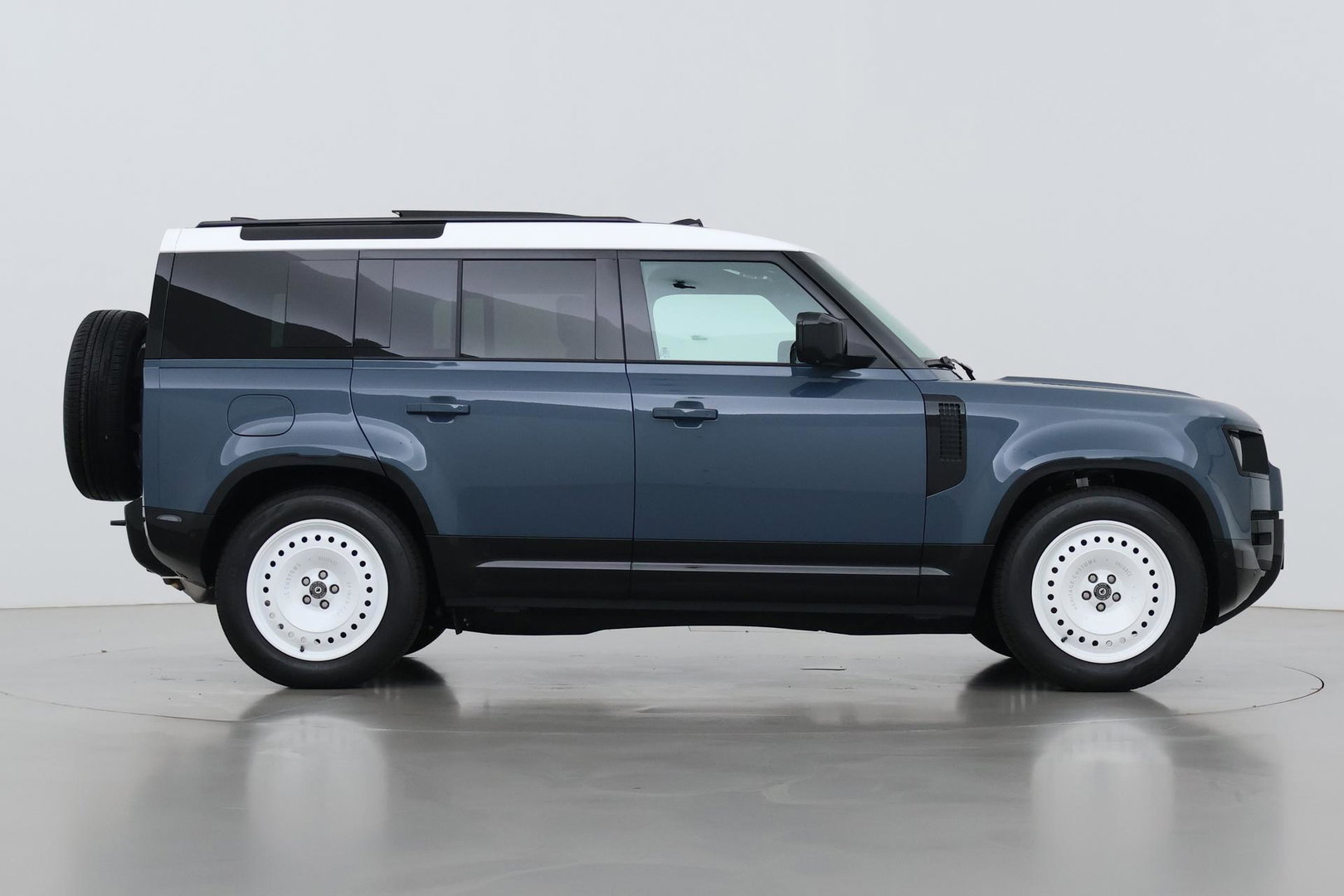 Land Rover Defender 110 P300e X-Dynamic HSE | HERITAGE Edition | Black Pack | ClearSight | Koelbox | Trekhaak | 360° Camera